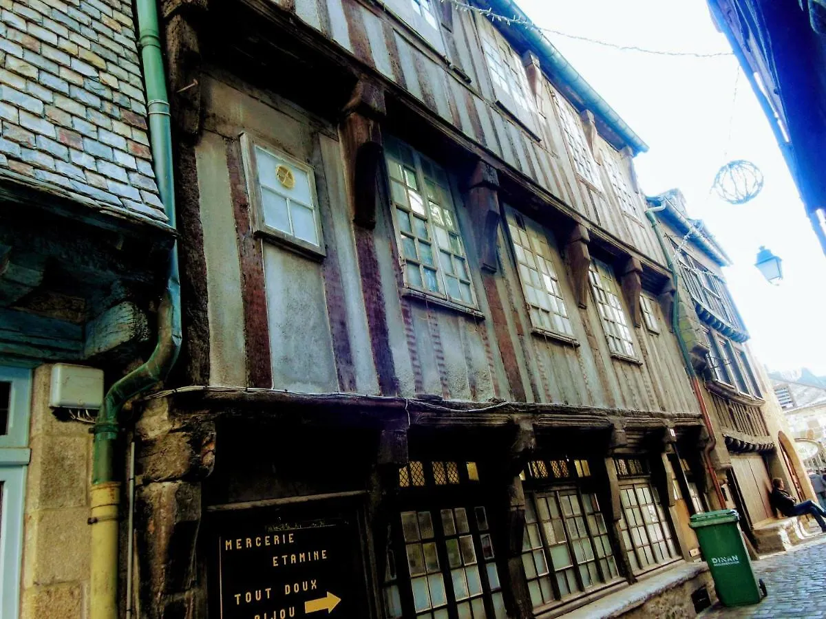 Gate House Lodge Dinan
